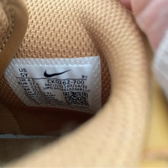 Nike kids suede Air Force 1 sneakers in Wheat size 5Y - Picture 4 of 9